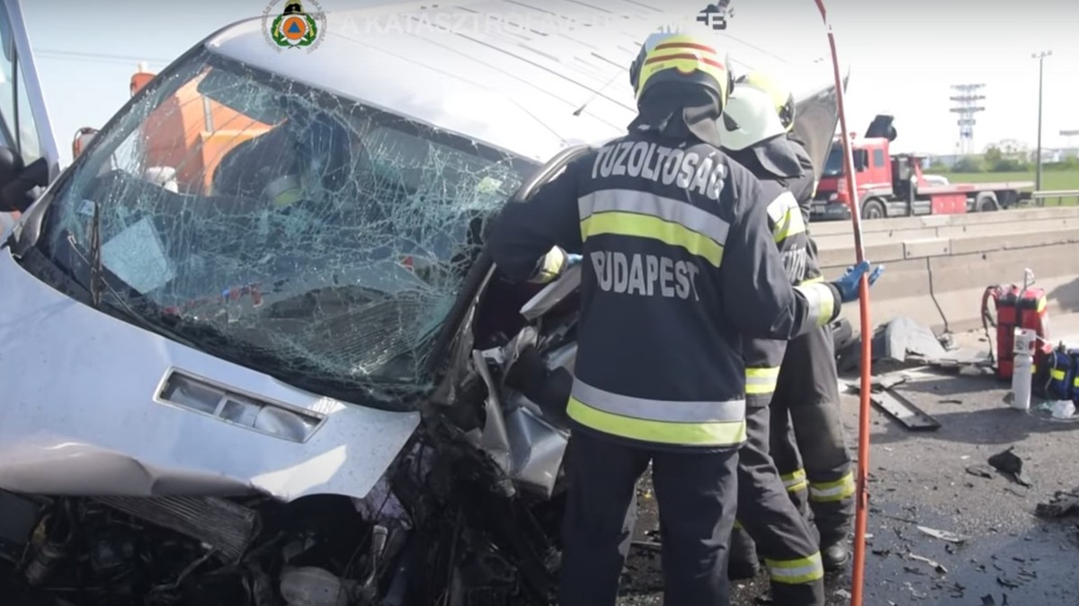 Hatalmas karambol az M3-ason: ketten megsérültek, videón a mentés