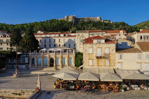 "TRAŽENA STE RADNA SNAGA" Hrvat "pecnuo" Srbe za letovanje u Grčkoj, pa napravio haos na Tviteru: "Nikad ljudi od nas Balkanaca"