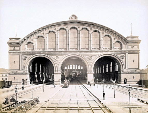Fasada południowa i perony, rok 1881. Fot. Hermann Rückwardt , Public domain, via Wikimedia Commons