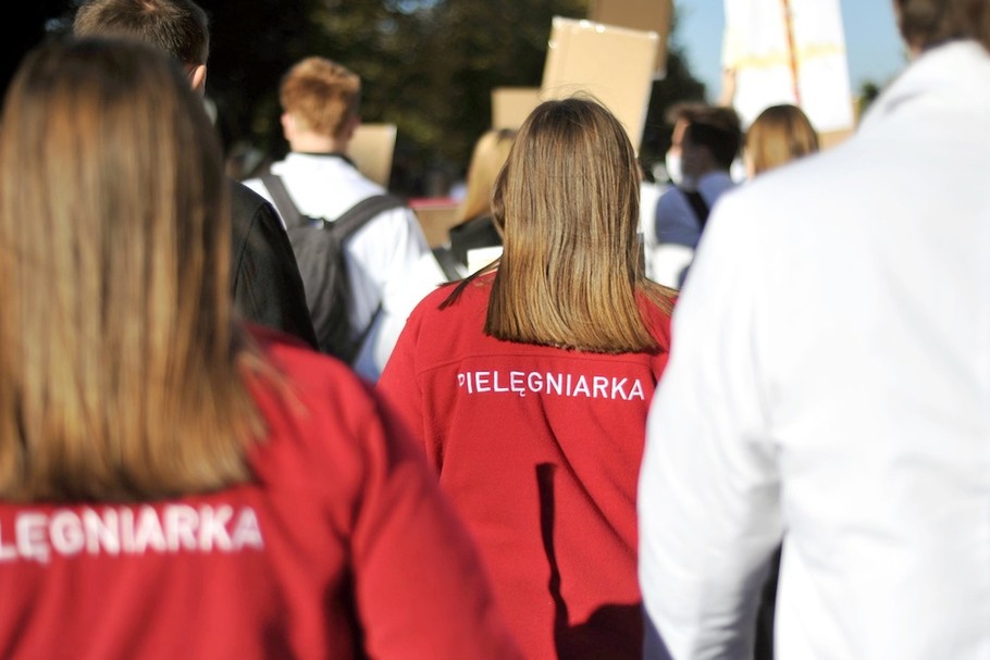 82,6 proc. respondentek uważa, że dyskryminacja kobiet ze względu na płeć w miejscu pracy w środowisku medycznym jest powszechnym problemem w Polsce