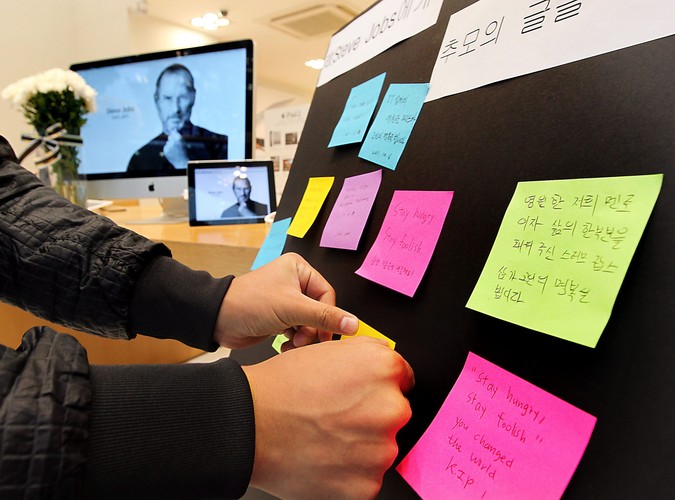 Karteczki z kondolencjami w jednym ze sklepów z elektroniką w Seulu