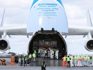Transport maseczek z Chin. Antonow „Mrija” na lotnisku Okęcie