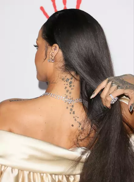 Tatuaż na plecach / Rihanna / JB Lacroix /GettyImages 
