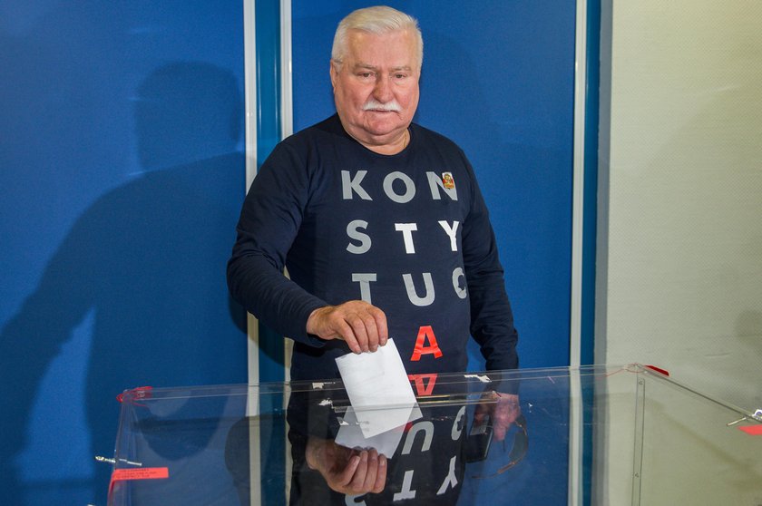 Analiza podkoszulek Wałęsy. Ta sama na pogrzeb i urodziny...