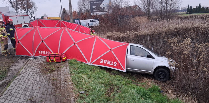 Tragiczne zderzenie w Pilźnie. Senior nie żyje, drugi kierowca wyszedł z wraku o własnych siłach i... uciekł