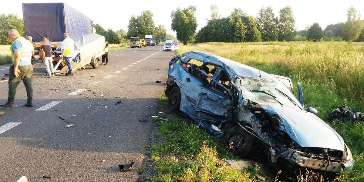 Osobówka wbiła się w ciężarówkę. Zginęła 17-latka