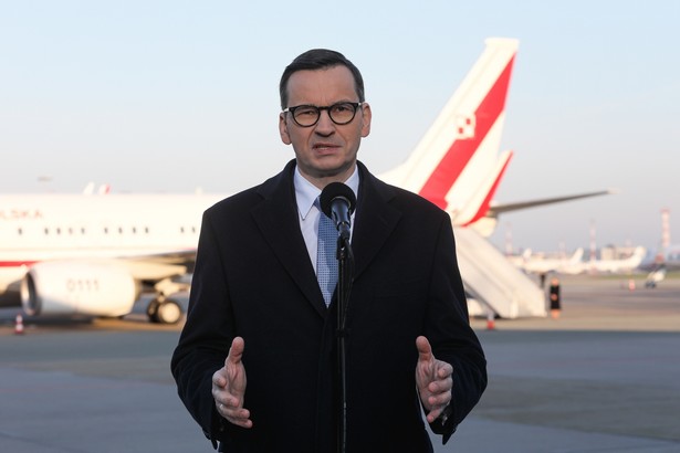 Warszawa, 11.04.2023. Premier Mateusz Morawiecki podczas wypowiedzi dla mediów w 1. Bazie Lotnictwa Transportowego WPL Okęcie