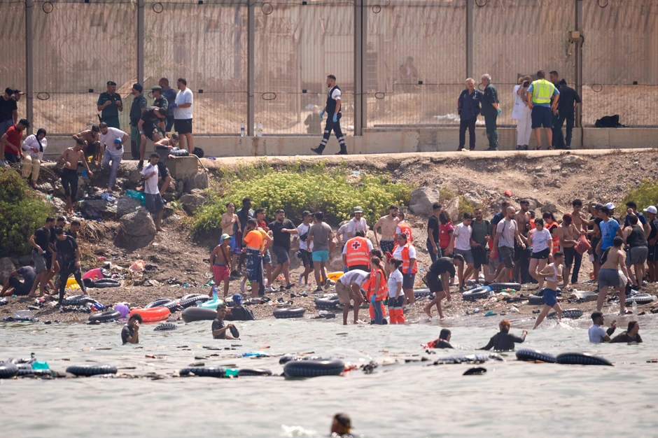 Migranti pokušavaju da pređu iz Maroka u špansku enklavu Seutu, Španija digla vojsku