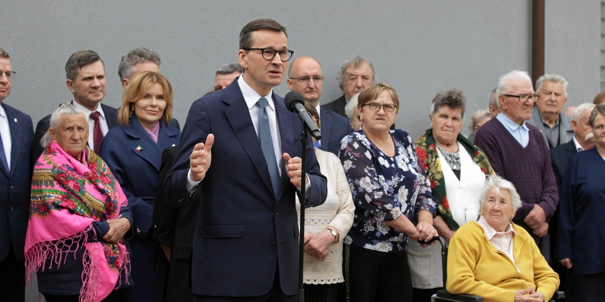 Premier Mateusz Morawiecki z wizytą w klubie seniora. Skalbmierz, 20 maja 2023 r.