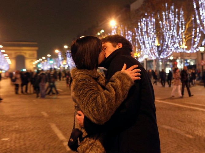 Gorące pocałunki na paryskich Champs-Elysees