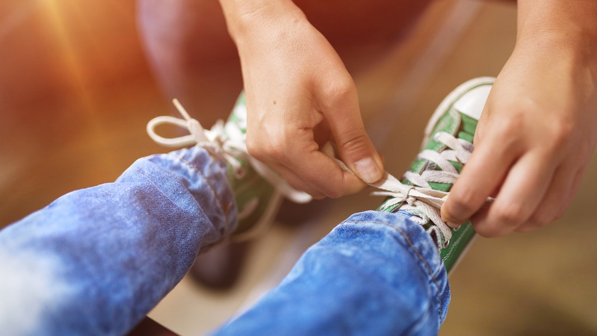 Wiązanie butów wielu dzieciom sprawia sporo trudności, zwłaszcza gdy trzeba to zrobić szybko. Ta prosta metoda sprawi, że twoja pociecha w dosłownie w kilka sekund opanuje tę umiejętność. Zobacz, jakie może to być łatwe i przyjemne!