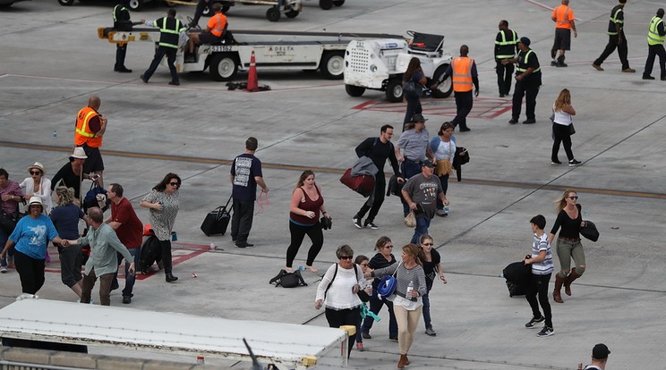 Hagyatt-homlok rohantak az emberek a reptérről / Fotó: Europress - GettyImages