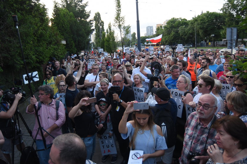 Służby nagrywają protestujących ludzi pod domem Kaczyńskiego. Oto dowód!