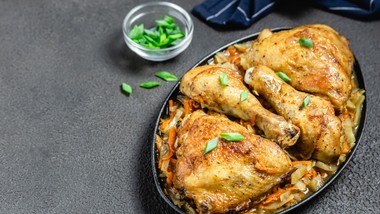 pyszny obiad na niedzielę. podajemy przepis, ty gotujesz. kurczak pieczony na kapuście