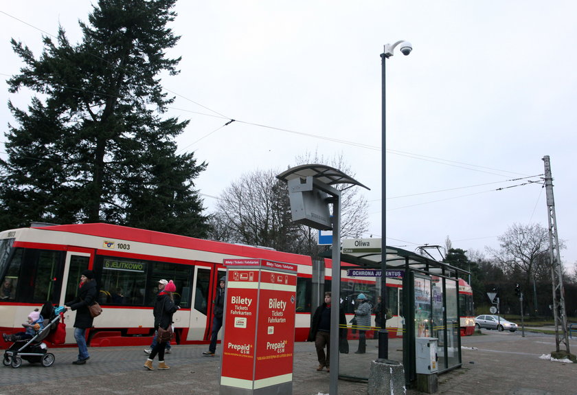 Kamera monitoringu nad przystankiem w Gdańsku