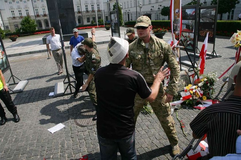 Krzyż zostaje przed Pałacem Prezydenckim. Relacja na żywo!