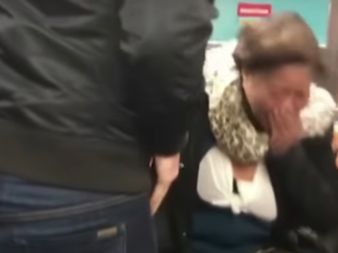 Zaplakala je od sreće kad je videla ko joj je ustupio mesto u metrou