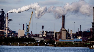 Tankowiec z rosyjską ropą nie może zacumować w porcie w Amsterdamie. Zaprotestowali związkowcy