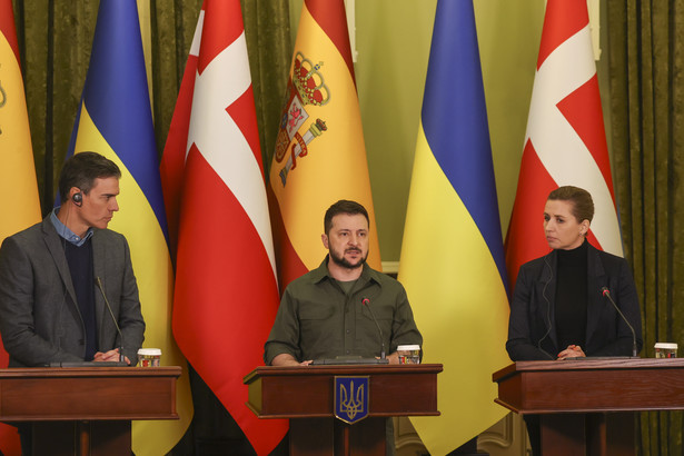 Pedro Sanchez (L), Mette Frederiksen (R) i prezydent Ukrainy Wołodymyr Zełenski (C) przemawiają na wspólnej konferencji prasowej w ramach spotkania w Kijowie.