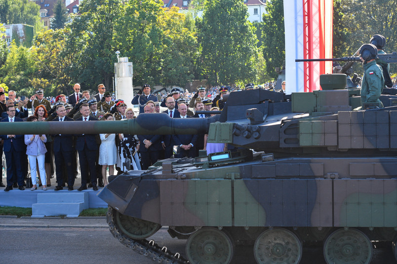 Czołg K2 na defiladzie "Silna Biało-Czerwona" z okazji Święta Wojska Polskiego 2023