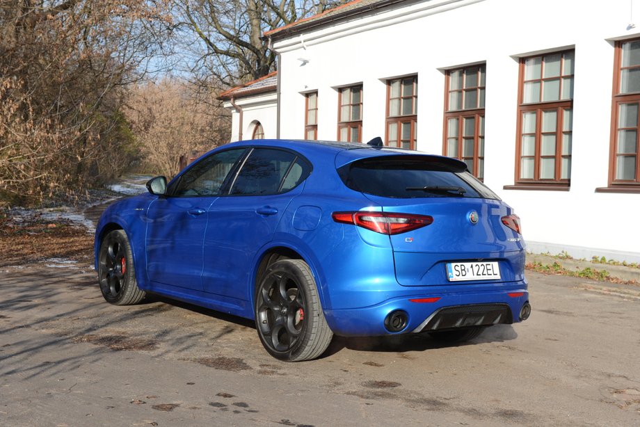 Alfa Romeo Stelvio wygląda znakomicie i jest to jeden z jej wielu atutów. Trudno znaleźć SUV-a o ciekawszej stylizacji.