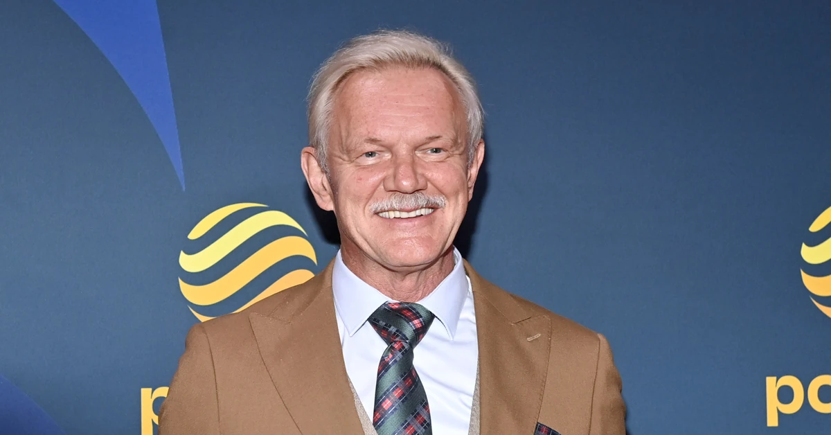 Cezary Pazura siwy i z wąsem. Aktor zaskoczył metamorfozą [FOTO]