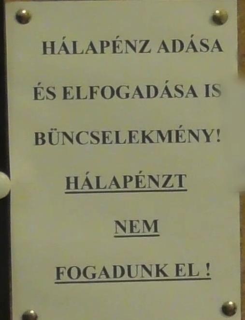 A rendelő előtt kint lógott a tábla, hogy nem fogadnak el hálapénzt – mégis megtették / Fotó: Police