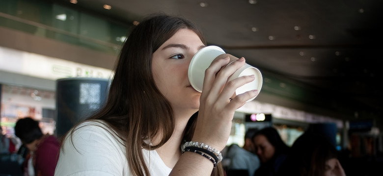 Kobieta prawie umarła po wypiciu  filiżanki kawy z automatu na hiszpańskim lotnisku