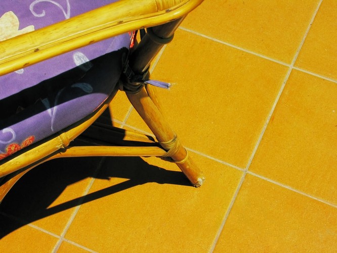 Gdy już pojawią się pierwsi zainteresowani zwabieni ogłoszeniem, warto zadbać o to, by podczas oglądania nieruchomości nie tylko byli nią zachwyceni, ale i by w ogóle czuli się dobrze. Należy więc przygotować mieszkanie tak, by sprawiało wrażenie neutralnego. Chodzi o usunięcie prywatnych pamiątek (inaczej pokój postrzegają obcy ludzie patrząc na zdjęcie ślubne aktualnych mieszkańców, a inaczej gdy na ścianie zawiśnie ciekawa grafika), aby wnętrza nie przytłaczały osobistymi akcentami. Warto jednak, by mieszkanie miało jakieś ciekawe akcenty wyróżniające je z kilkunastu, które obejrzał poszukujący. Wnętrza zwykle lepiej wyglądają w świetle dziennym, na spotkanie z oglądającym umawiajmy się więc o odpowiedniej porze.