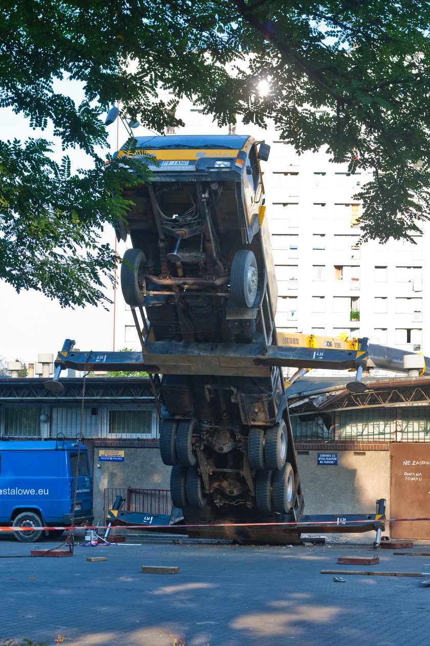 Dźwig runął na pawilon handlowy na os. Pod Lipami