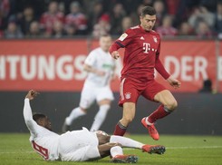 Liga niemiecka: Lewandowski bez gola i rekordu. Ciężka przeprawa Bayernu