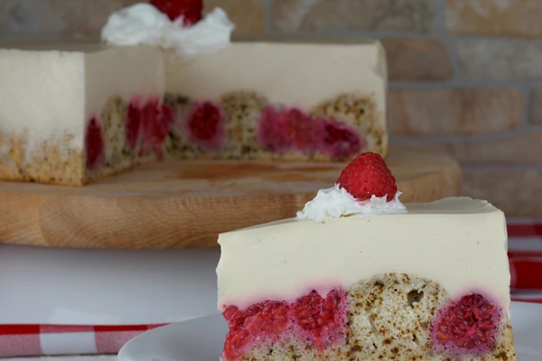 Kapućino kolač s lešnicima i malinama