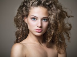 Puszeniu i elektryzowaniu się mówimy NIE! Eksperckie sposoby na ujarzmienie niesfornych włosów