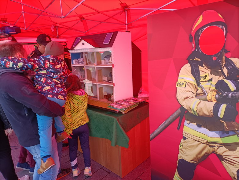 Odznaczenia, defilada, pokazy sprzętu strażackiego - wojewódzkie obchody Dnia Strażaka w Tomaszowie