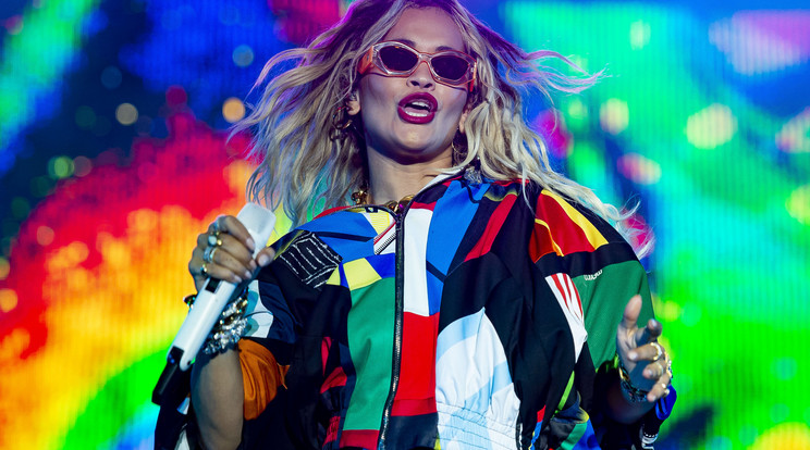 Rita Ora albán származású brit énekesnő ad koncertet az Egyetemisták és Főiskolások Országos Turisztikai Találkozóján (EFOTT) Velencén 2019. július 12-én / Fotó: MTI/Bodnár Boglárka