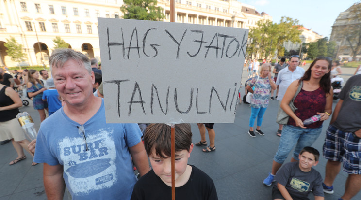 A táblákra írták a tüntetők a követeléseiket /Fotó: Zsolnai Péter