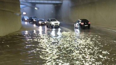 Woda zalała tunel drogowy pod zakopianką. Na szczęście jest już przejezdny [ZDJĘCIA]