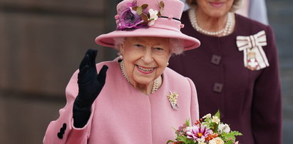 6-latka wręczyła kwiaty królowej Elżbiecie II. Zaraz potem została uderzona w twarz! Nagranie trafiło do sieci