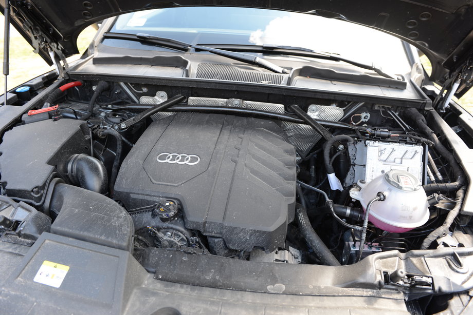 Audi Q5 45 TFSI ma pod maską silnik 2.0 TFSI o mocy 265 KM. Jednostka ta pracuje cicho i potrafi być oszczędna.