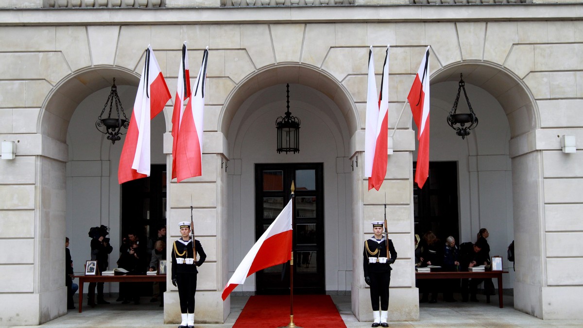 O godz. 18. w sobotę w całym kraju formalnie rozpoczęła się żałoba narodowa, ogłoszona po śmierci prezydenta Lecha Kaczyńskiego, jego małżonki Marii i ponad 90 innych osób, które zginęły w katastrofie samolotowej pod Smoleńskiem. Żałoba narodowa potrwa do piątku 16 kwietnia