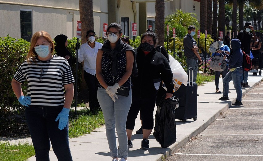 Nezaposleni čekaju u redu za hranu u Orlandu, Florida
