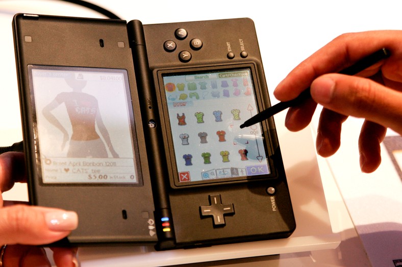 Electronic Entertainment Expo ( E3),. Konsola Nintendo DSi. Foto: Jonathan Alcorn/Bloomberg