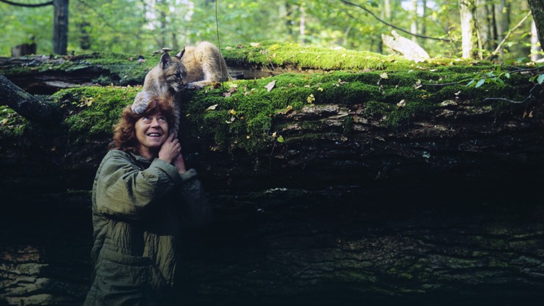 Simona Kossak z rysiczką Agatą, hodowaną na potrzeby filmu Jana Walencika