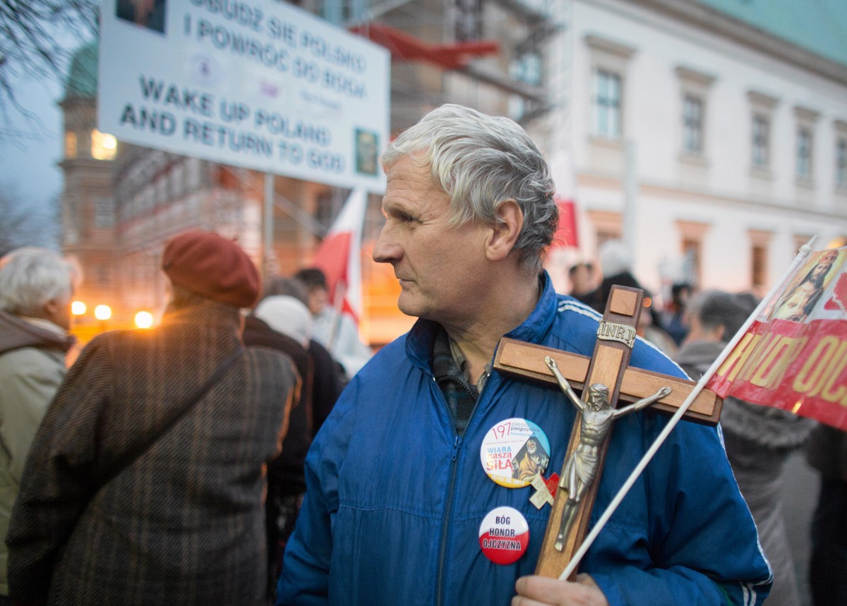 Manifestacja środowisk związanych z PiS i Radiem Maryja przeciwko filmowi "Adoracja" Jacka Markiewicza w Centrum Sztuki Współczesnej