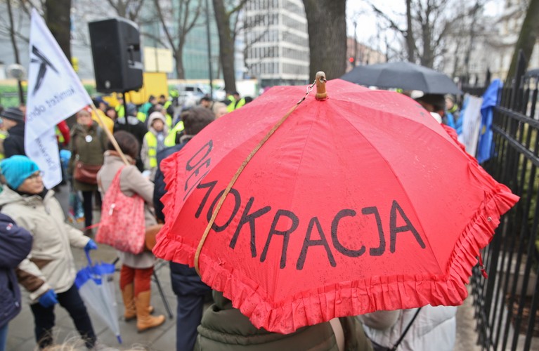 Demonstracja KOD przed budynkiem Trybunału Konstytucyjnego