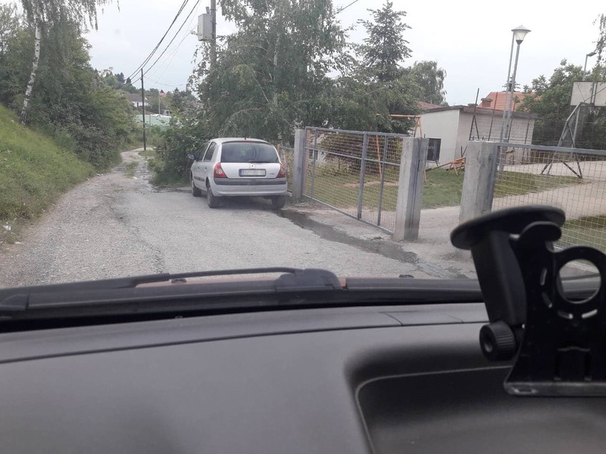 Voda iz kanalizacije sliva se niz ulice