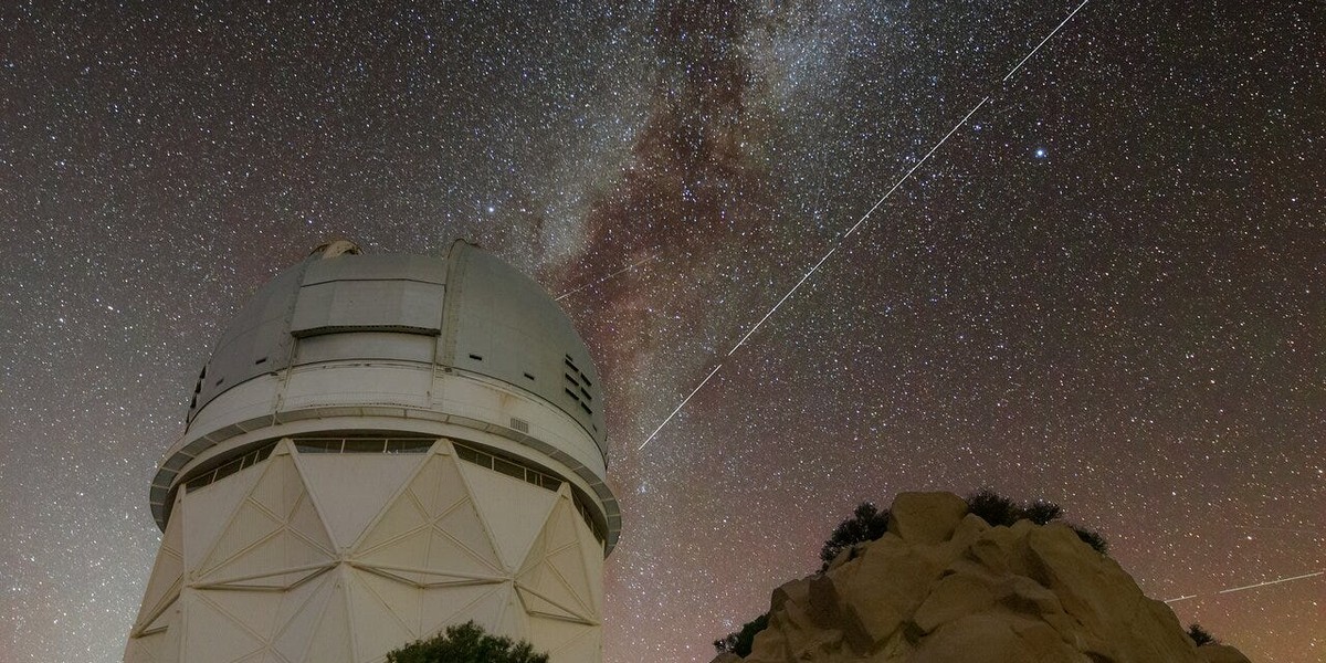 Ślady na nocnym niebie pozostawione przez BlueWalker 3 widziane przy obserwatorium  Kitt Peak w Arizonie.