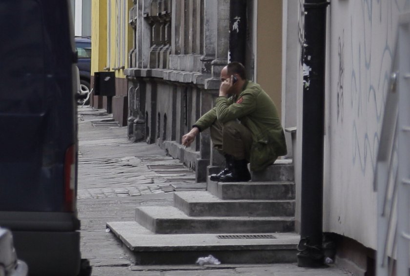 Dramat Kukiza. Tęskni za rodziną, a musi czuwać przy ojcu