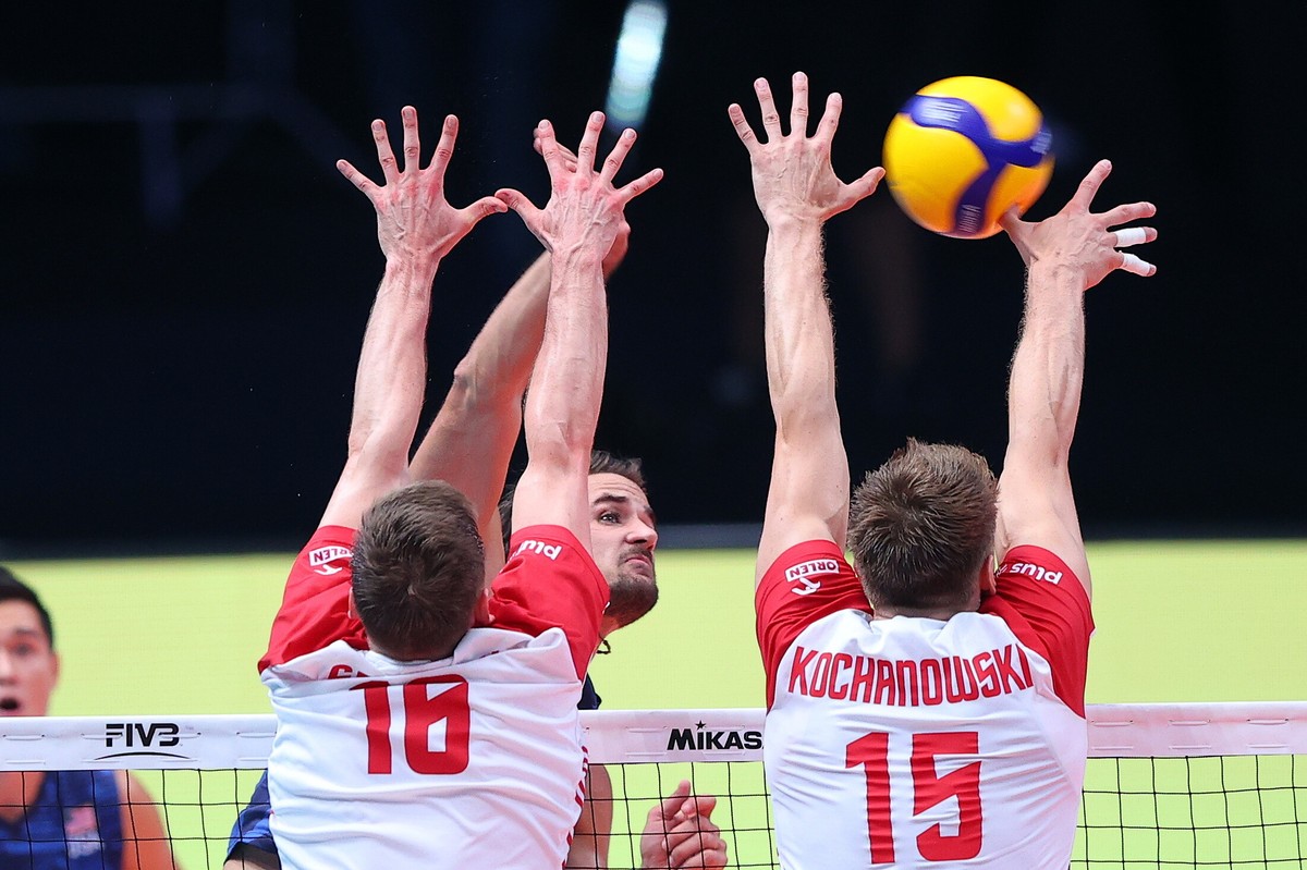 Kamil Semeniuk (L) i Jakub Kochanowski (P) oraz Torey Defalco (L-tył) z USA podczas meczu ćwierćfinałowego mistrzostw świata siatkarzy w Gliwicach