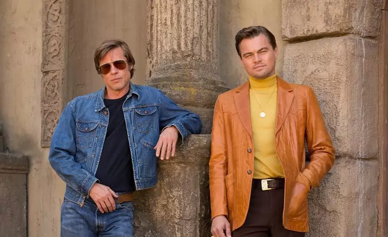 Brad Pitt i Leonardo DiCaprio na planie filmu Tarantino